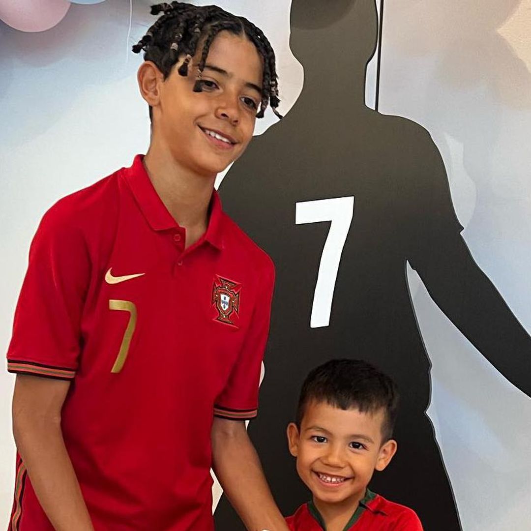 Junior, hijo de Cristiano Ronaldo, ‘entrena’ a su hermanito para convertirlo en futbolista