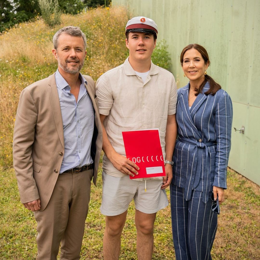 Las divertidas imágenes de la fiesta de graduación de Christian de Dinamarca con unos invitados de lujo, Federico X y la reina Mary
