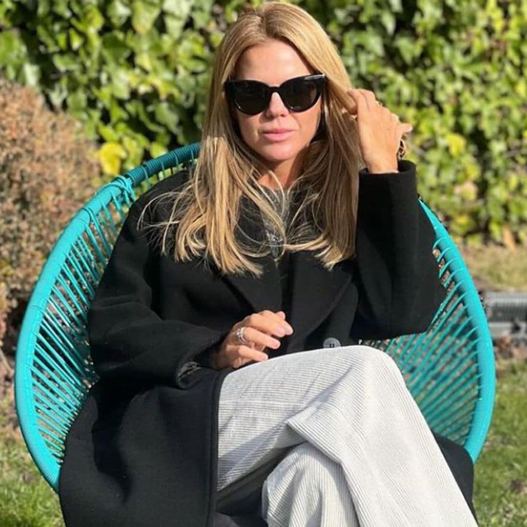 El look más gustoso de Amelia Bono con los pantalones de pana que arrasan en las rebajas de Zara