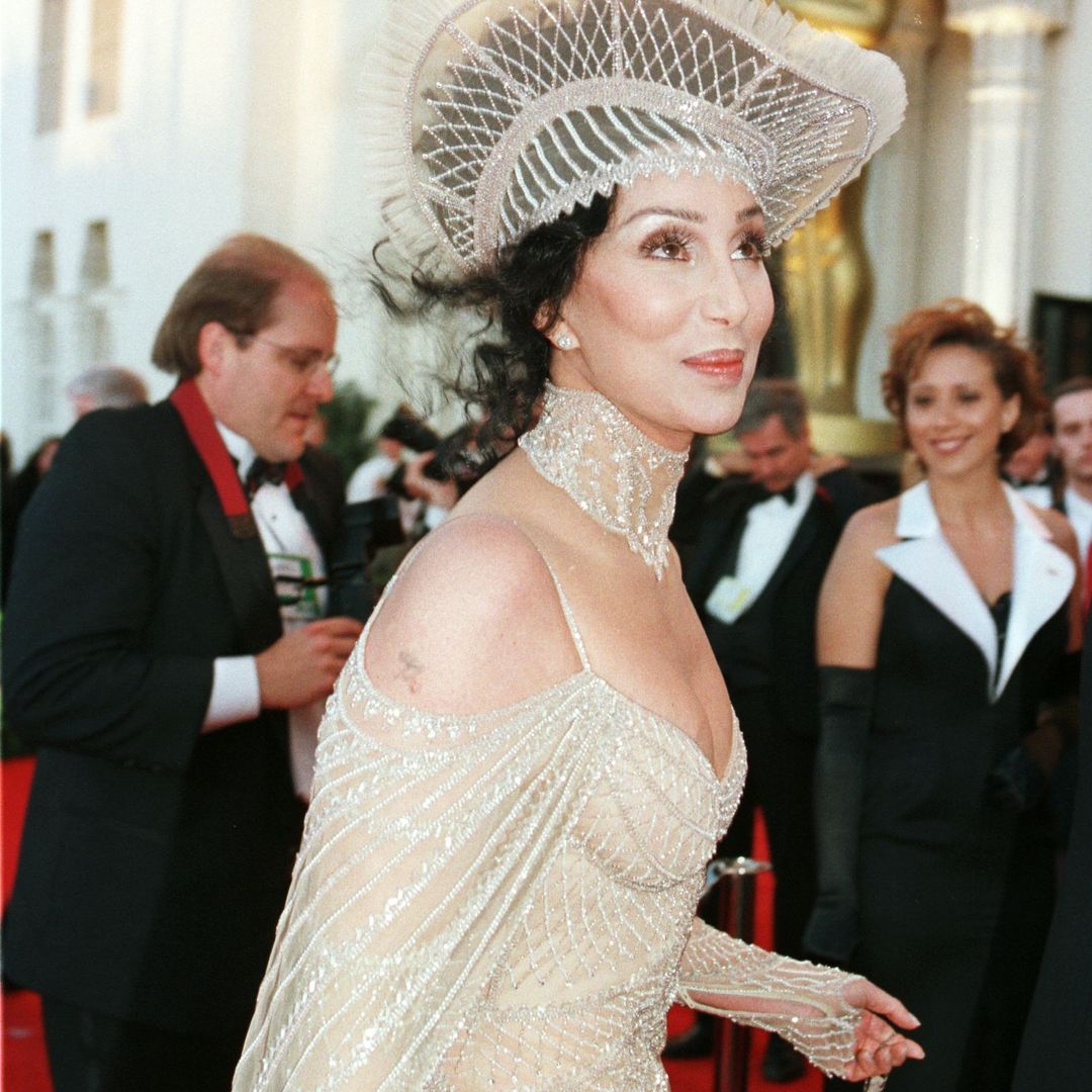 Muere Bob Mackie, el diseñador que dibujó el famoso vestido de Marilyn Monroe y creó los looks más icónicos de Cher