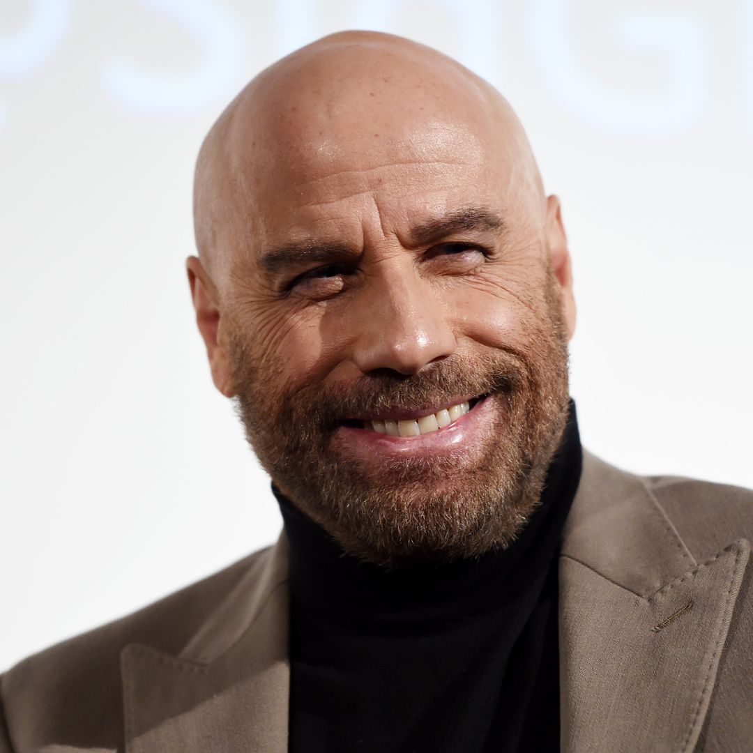 John Travolta luce irreconocible tras someterse a una elegante transformación