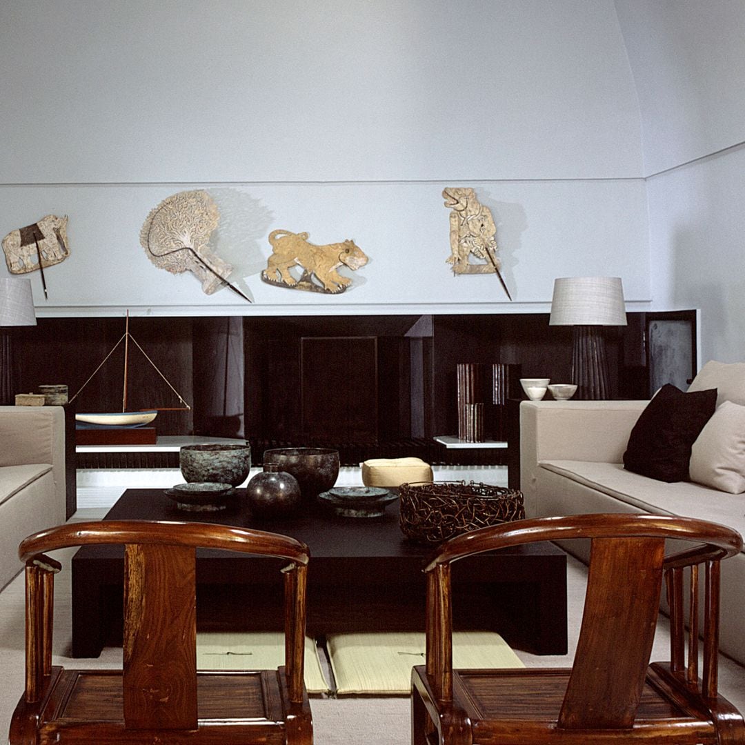 Una de las salas interiores, que incluyen piezas "vintage", objetos de sus diferentes viajes y muebles de la línea de decoración del diseñador, creando un agradable contraste