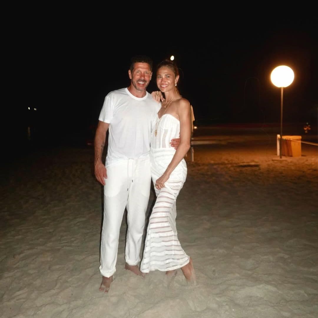 Vestidos de blanco y presumiendo de genes: las imágenes de Simeone y Carla Pereyra en Cerdeña junto a sus hijos