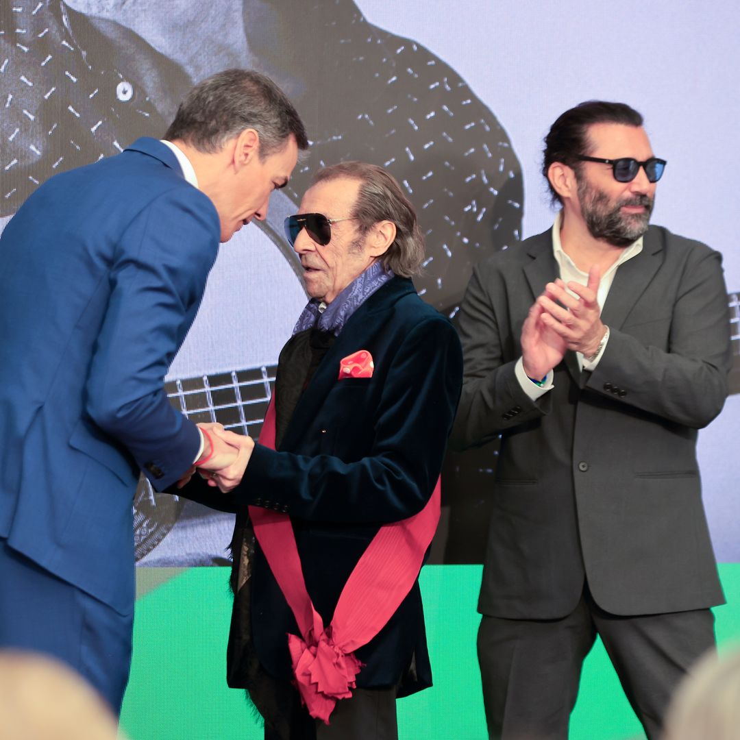 Pepe Habichuela, acompañado de su hijo José Miguel, saluda al presidente del Gobierno, Pedro Sánchez, durante el acto de homenaje al pueblo gitano por su contribución a la sociedad y la cultura españolas, celebrado el 21 de febrero de 2026