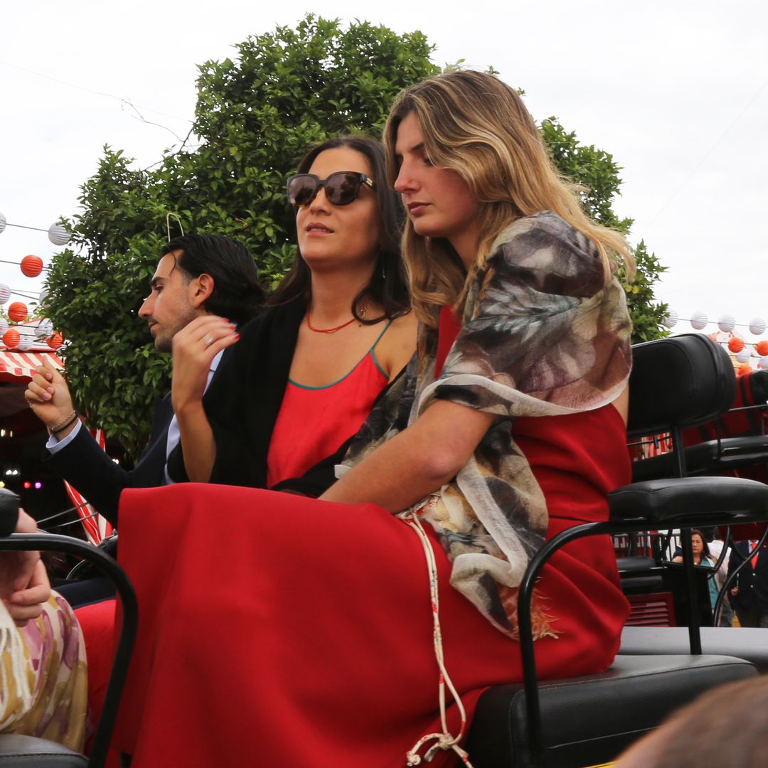 Amina Martínez de Irujo sorprende en la Feria de Abril mientras su padre ultima los preparativos de su boda