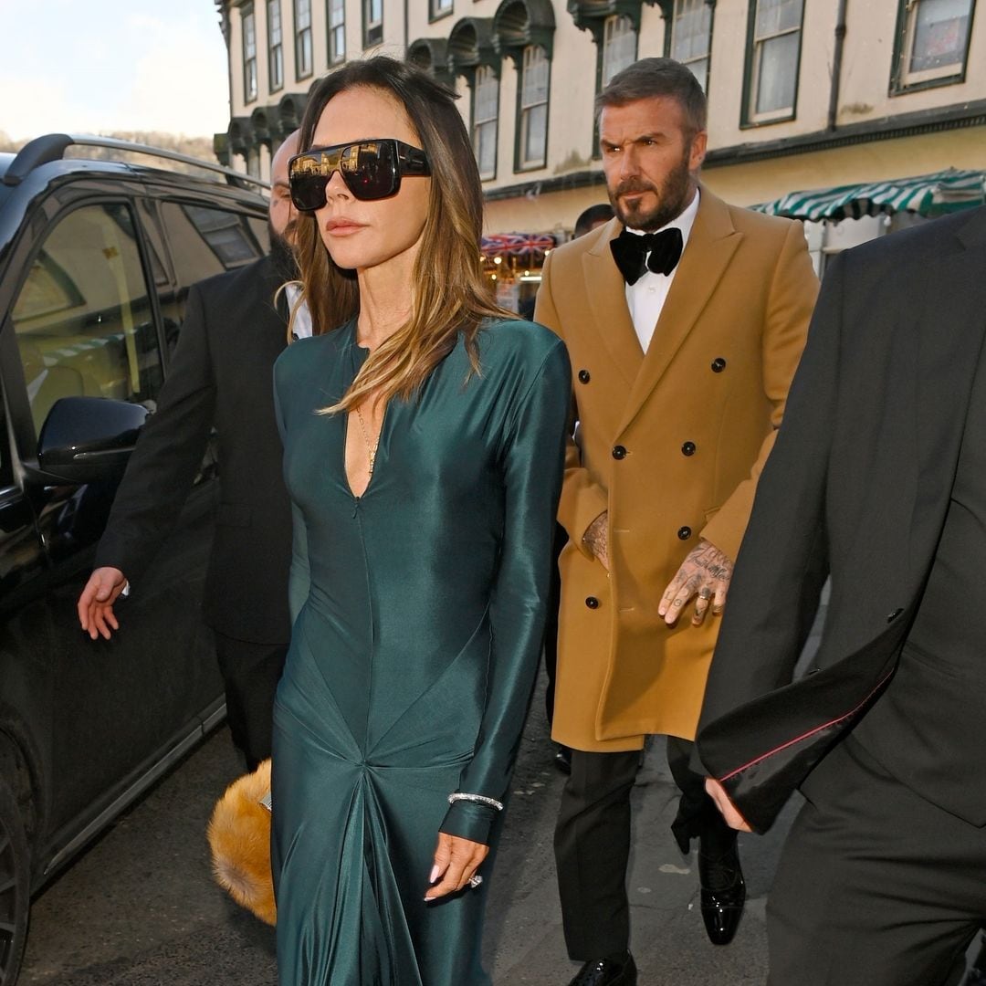 Victoria Beckham deslumbra en la boda blindada de la hija de Gordon Ramsay con un vestido joya de su propia firma
