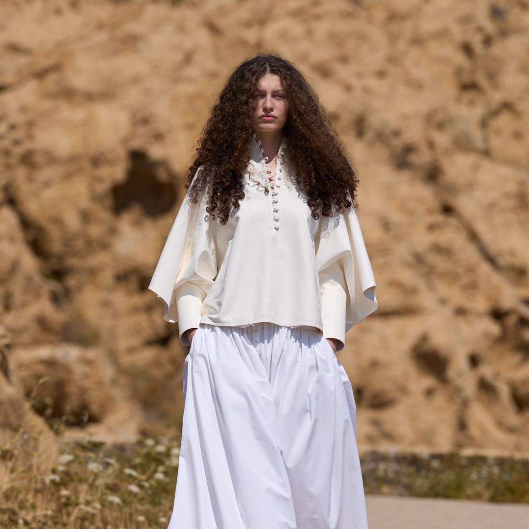 Athena Accorsi, la viva imagen de su madre Laetitia Casta, debuta sobre la pasarela de la mano de Jacquemus