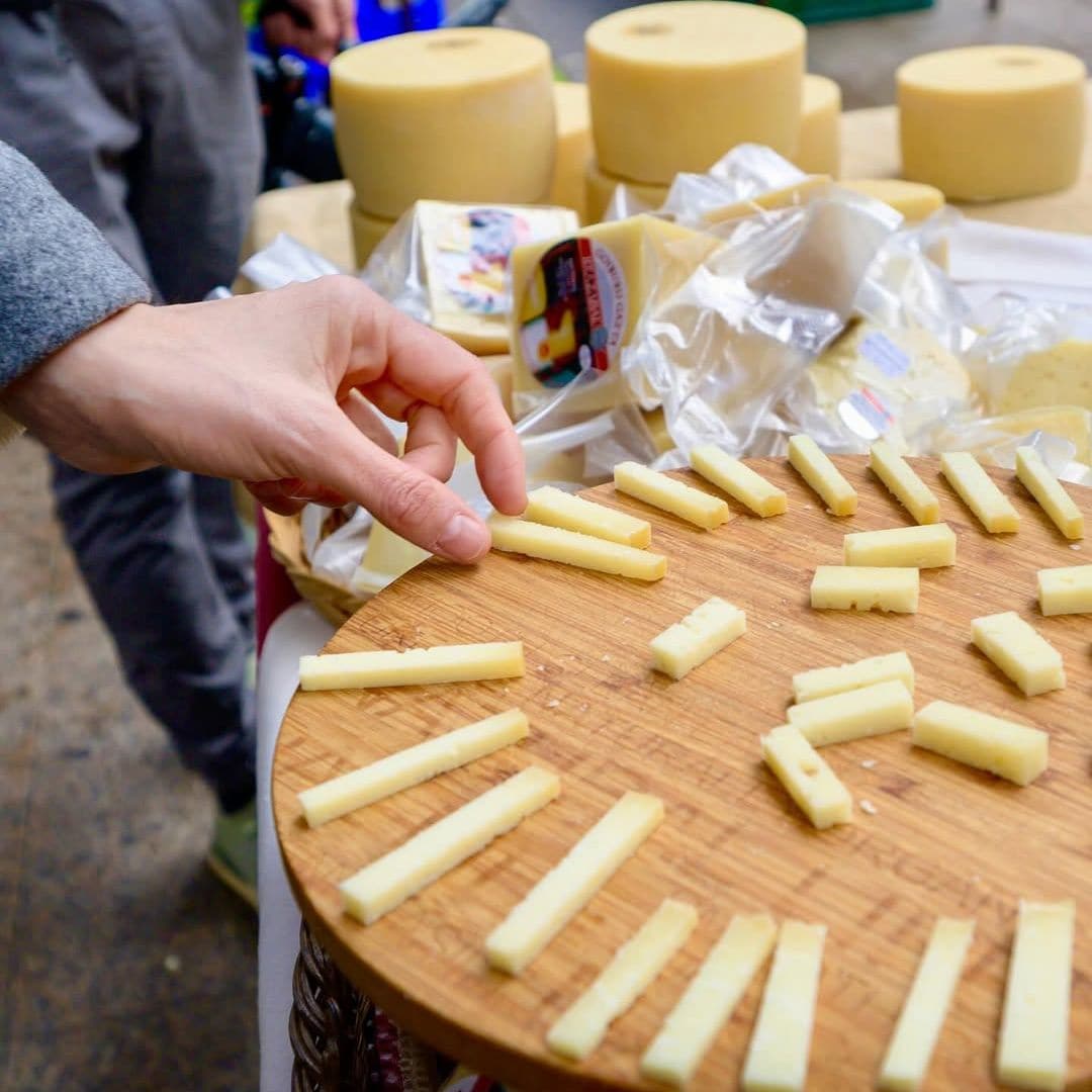 Quesos en el mercado de Ordizia, Guipúzcoa