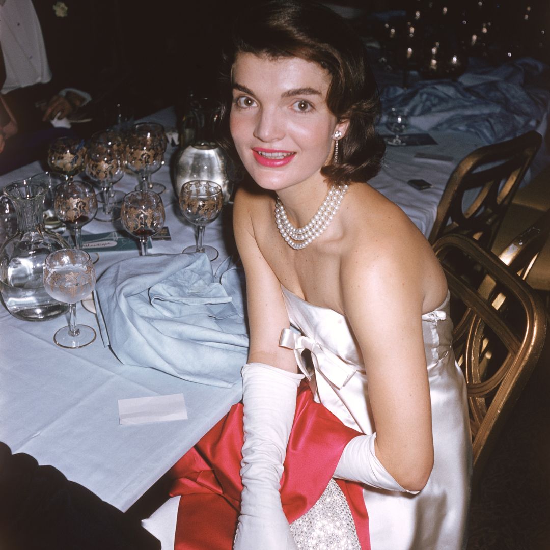 Jacqueline Kennedy, vestida de blanco, en un baile 'Un abril en París', 1958.