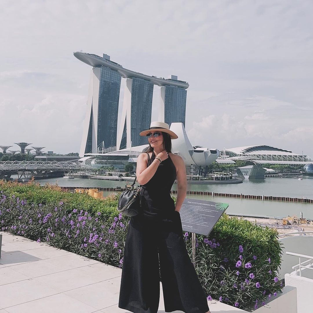 Chiquinquirá Delgado celebra su cumpleaños 52 con un maravilloso viaje a Singapur