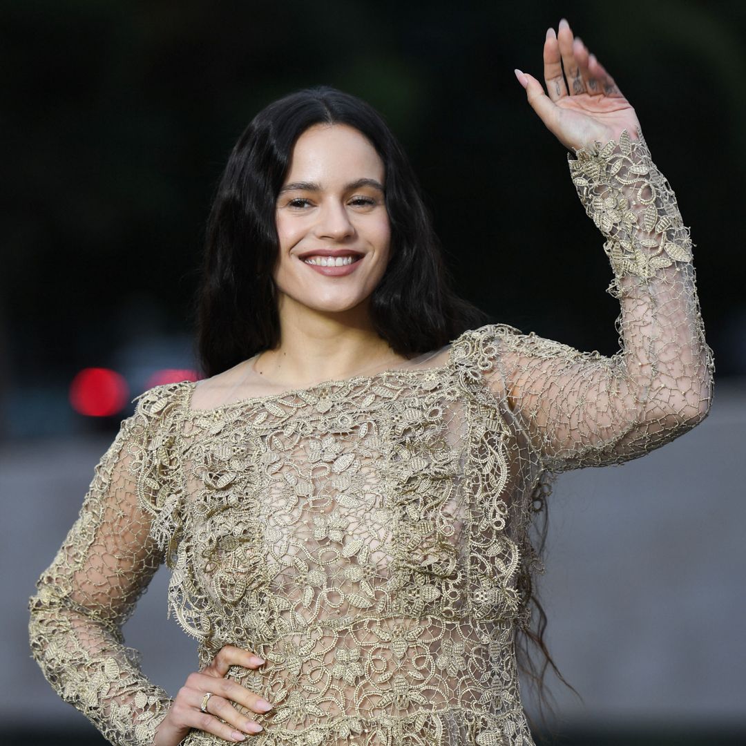 Rosalía sonriendo y saludando