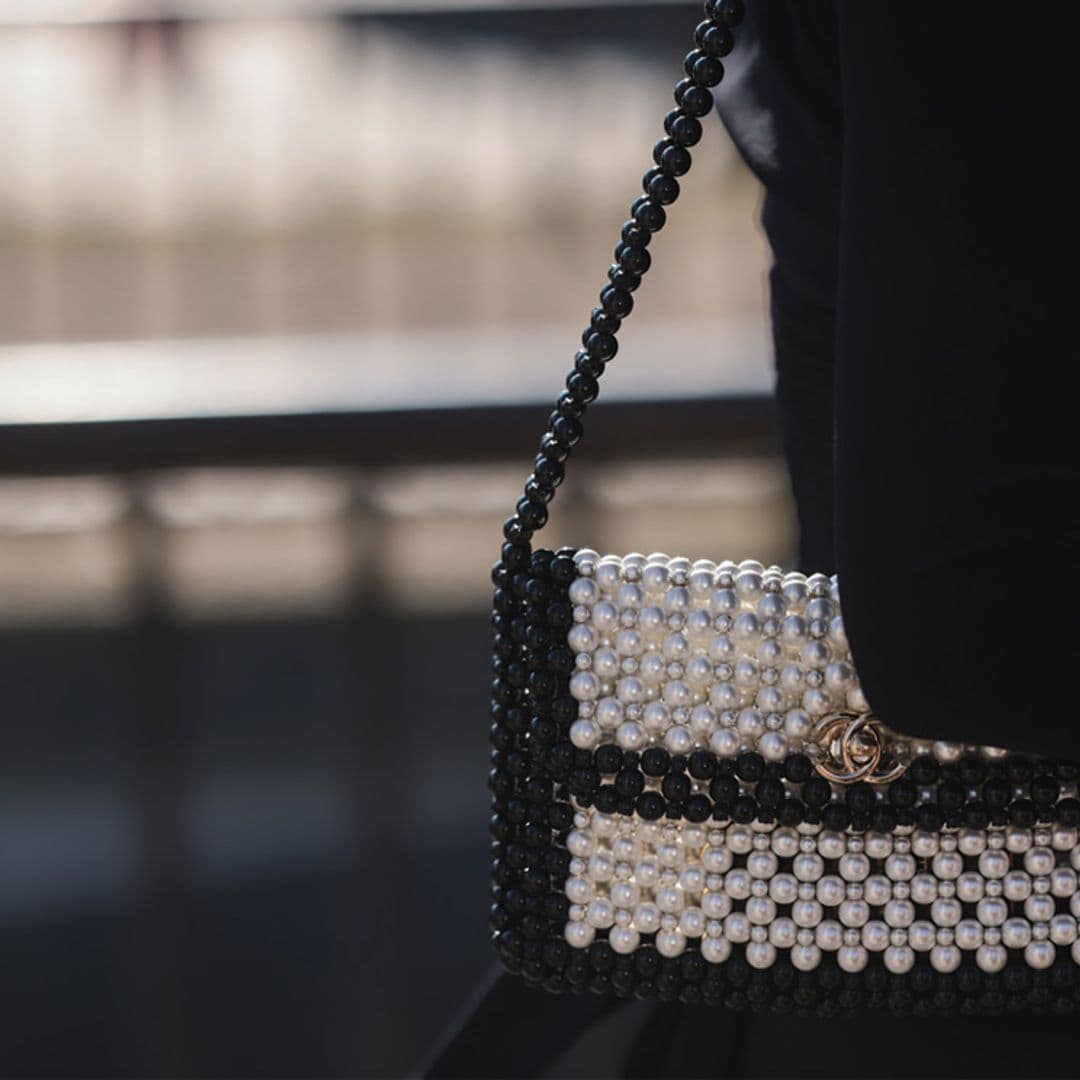 Vuelve el bolso de perlas que soluciona todos los looks de invitada