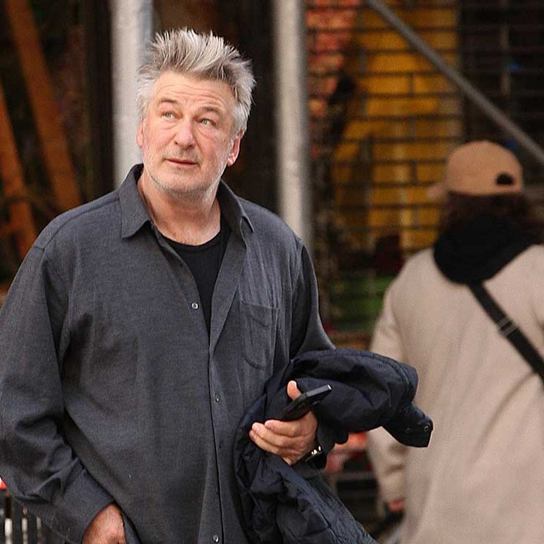 Alec Baldwin vuelve a defender su inocencia y pide que se busque a la persona que puso la bala en el arma
