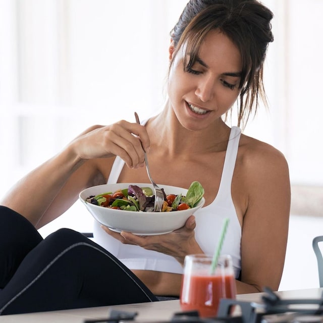 mujer comiendo saludable