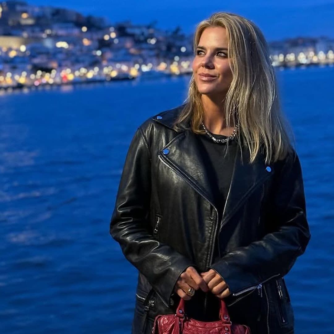 Amelia Bono, muy roquera en Ibiza con una 'biker' de cuero y minifalda de lentejuelas