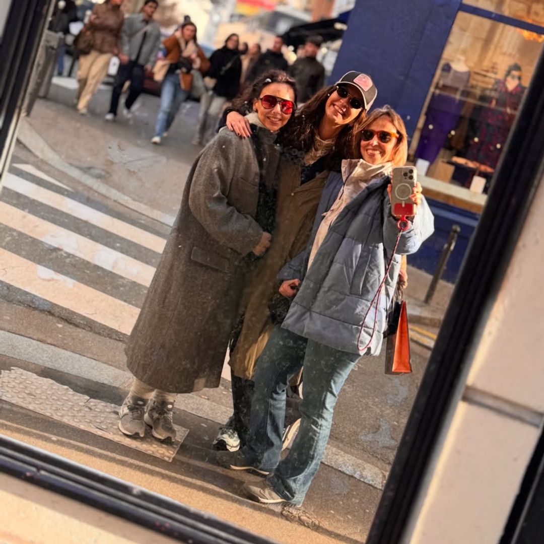 Chenoa con amigas de viaje en París
