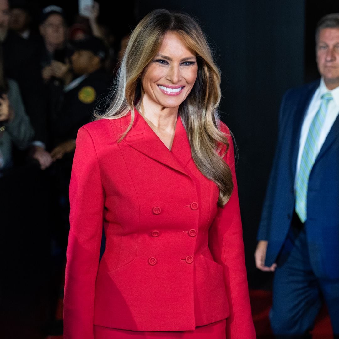 Analizamos el cambio de estilo de Melania Trump: "No busca ser parte del público, sino estar por encima de él"