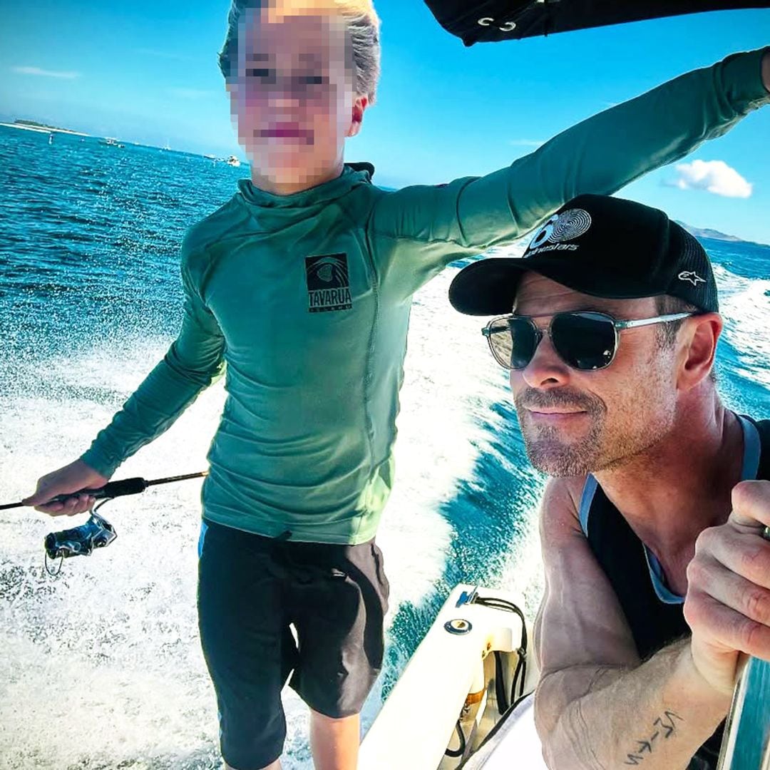 Chris Hemsworth y su hijo durante sus vacaciones en Fiyi