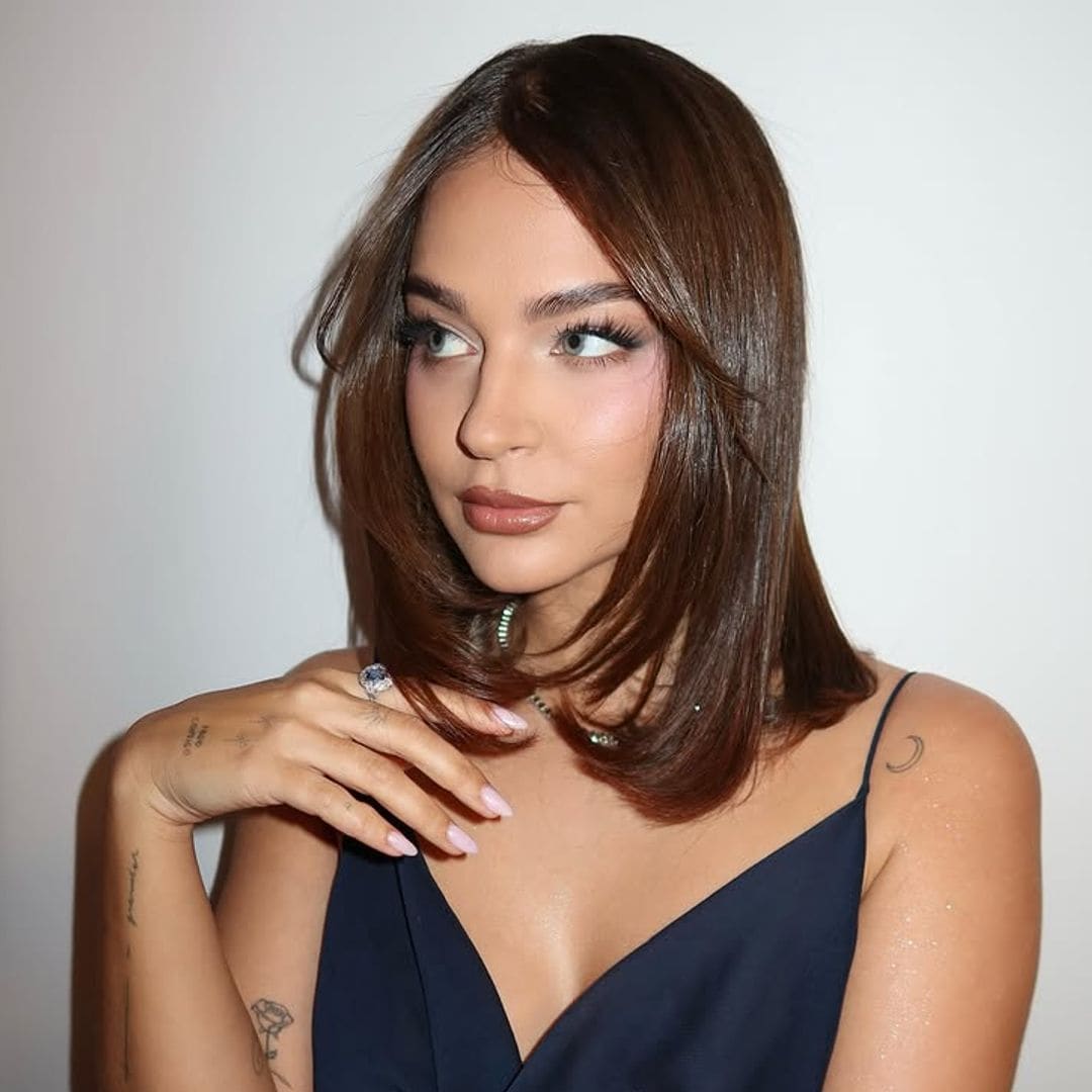 Laura Escanes con slip dress azul marino, pelo suelto y manicura baby boomer