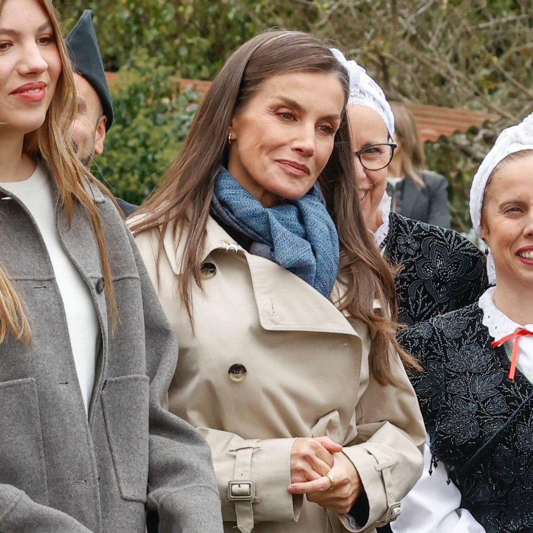 La reina Letizia se coordina con sus hijas y luce un look 'denim' con gabardina clásica