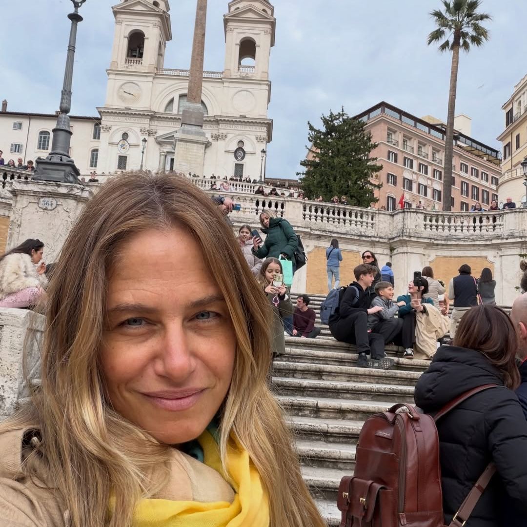 Martina Klein en la escalinata de la Piazza di Spagna, Roma