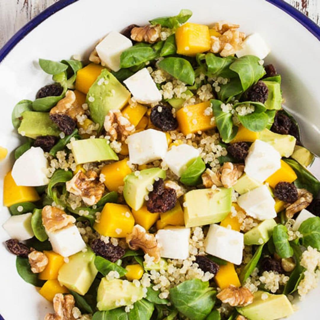 Ensalada de quinoa con aguacate, mango y tofu