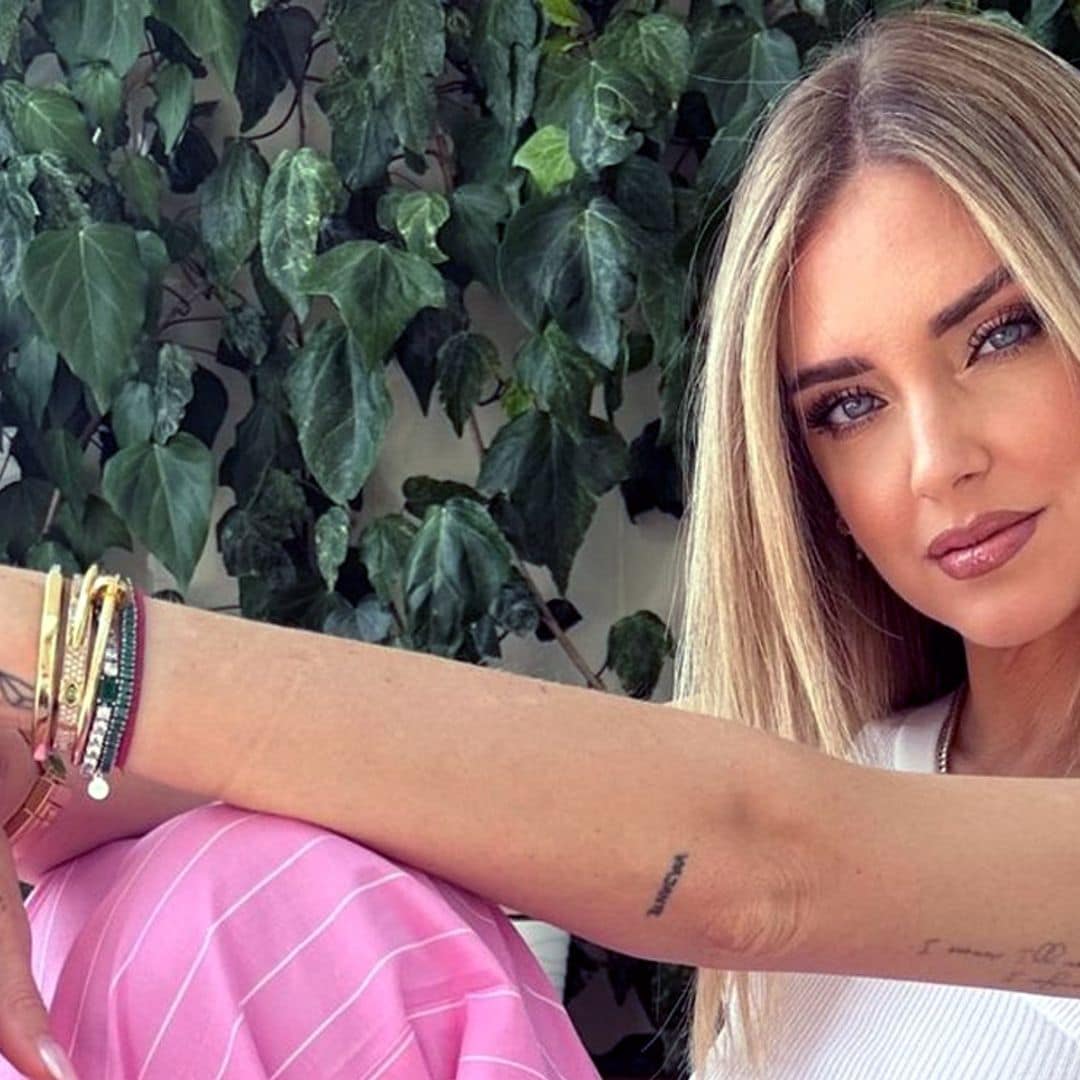 El look de Chiara Ferragni con el pantalón pijamero (de Zara) que triunfa entre las españolas