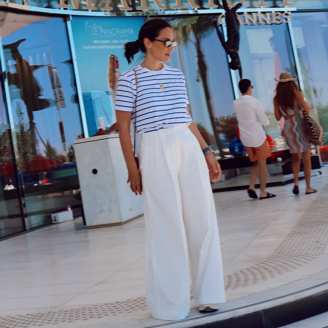 Con camiseta de rayas, pantalones blancos y melena recogida, Tamara Falcó confirma que el look marinero sigue siendo un acierto en verano