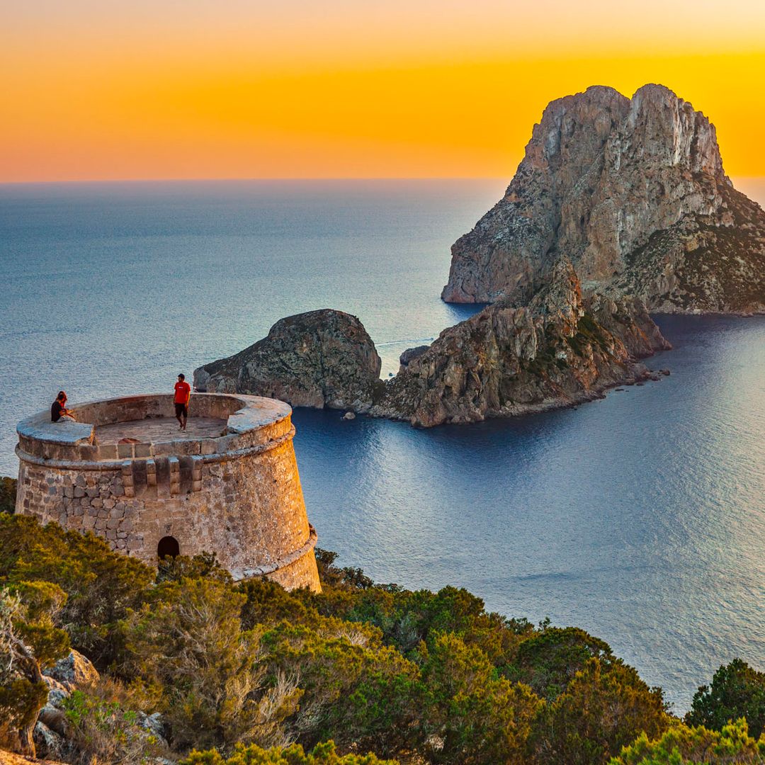 La ruta más bonita por el sur de Ibiza para esta primavera: calas turquesa, pueblos blancos y puestas de sol frente a Es Vedrà