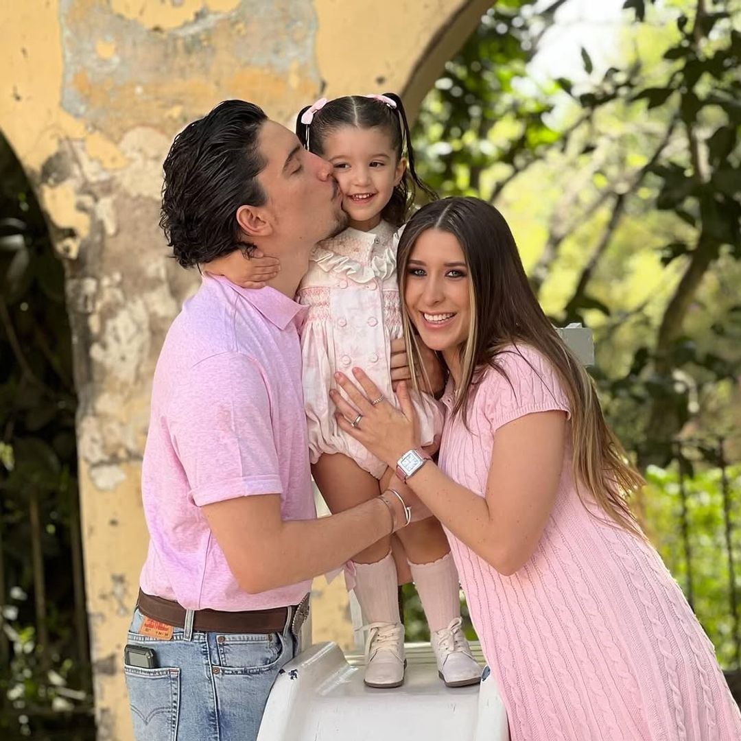 Mía, hija de Alex Fernández y Alexia Hernández, ya fue dada de alta y volvió a casa