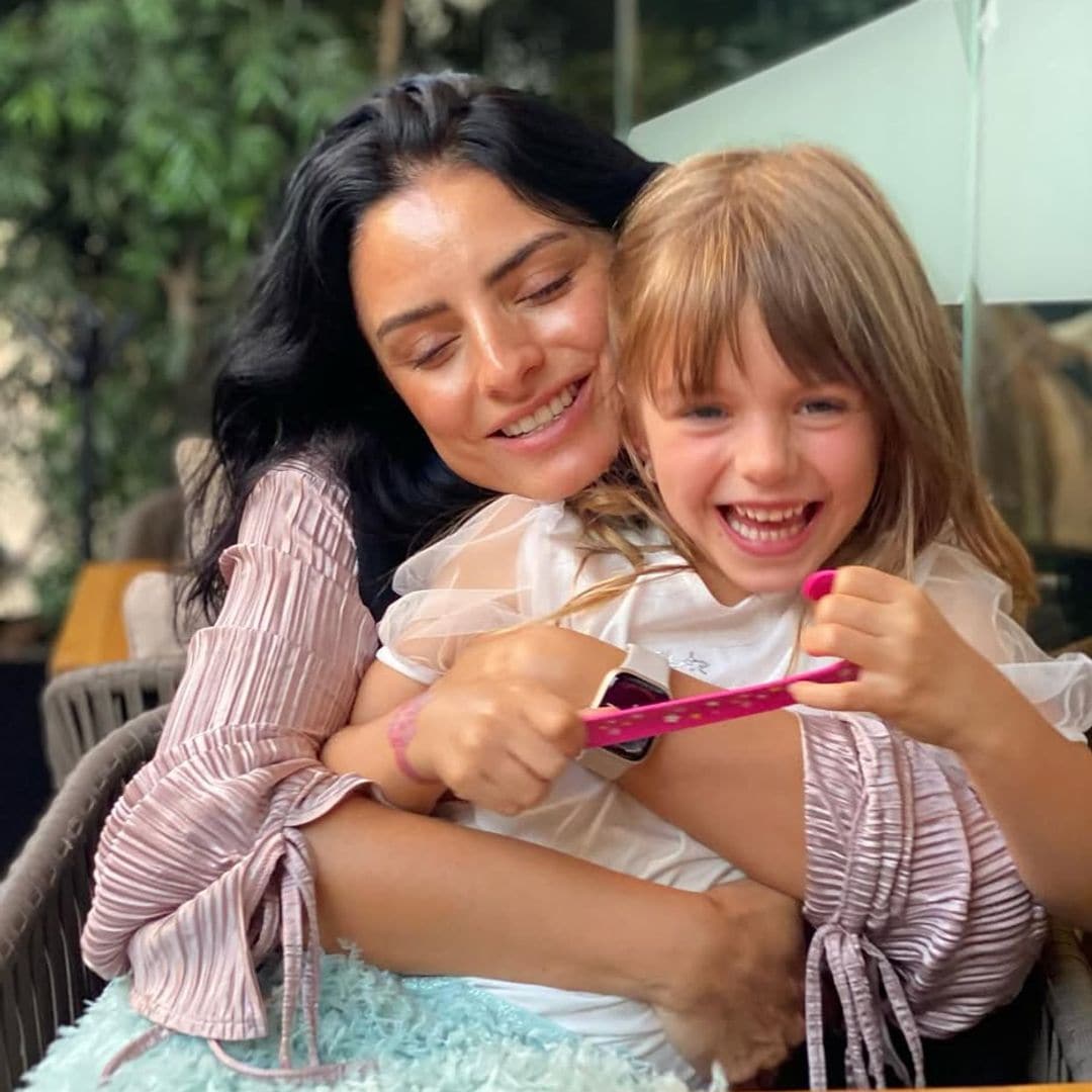 Aislinn Derbez comparte las fotos más tiernas e inéditas de Kailani y Tessa juntas