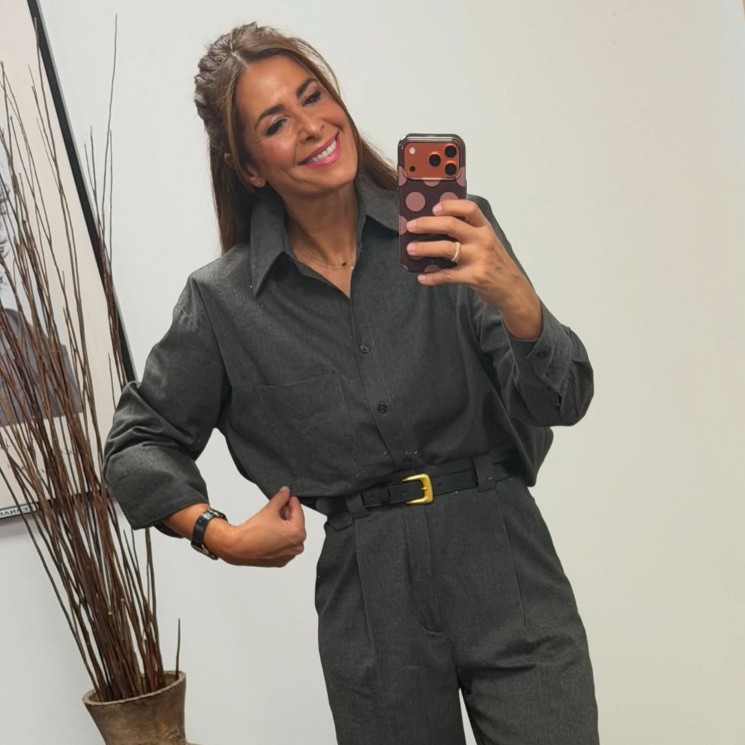 Nuria Roca se transforma en una elegante ejecutiva de Nueva York con el traje gris marengo que mejor sienta a los 50