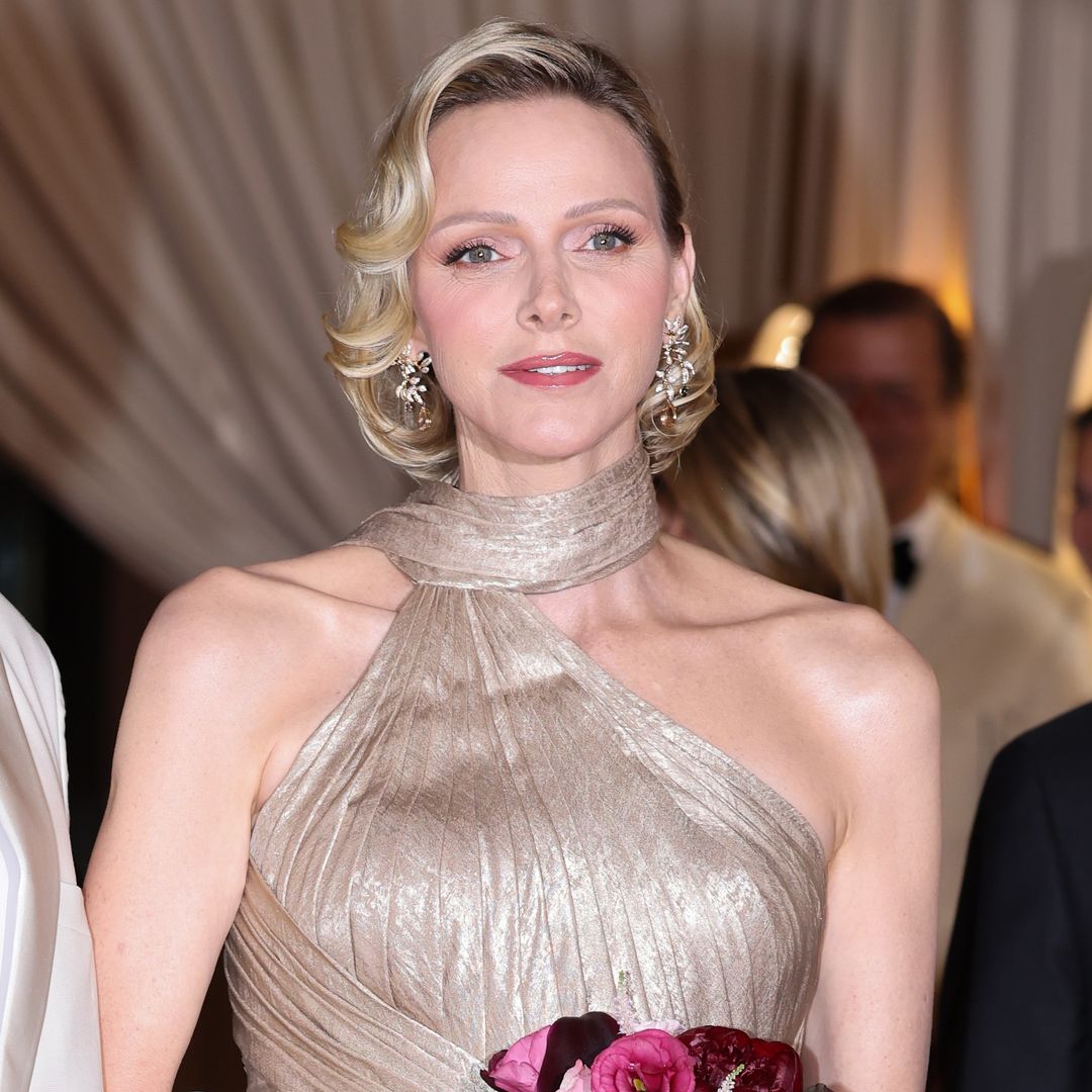 Charlene de Mónaco deslumbra en el Baile de la Cruz Roja con un vestido dorado de drapeados y espalda al aire al más puro estilo 'chica Bond'