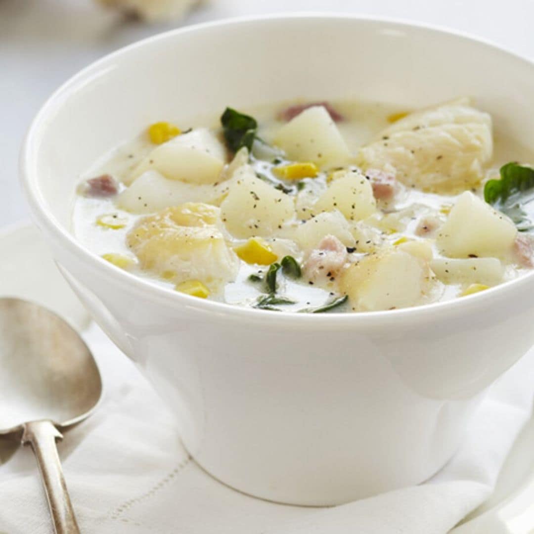 Sopa de bacalao con espinacas, beicon y maíz