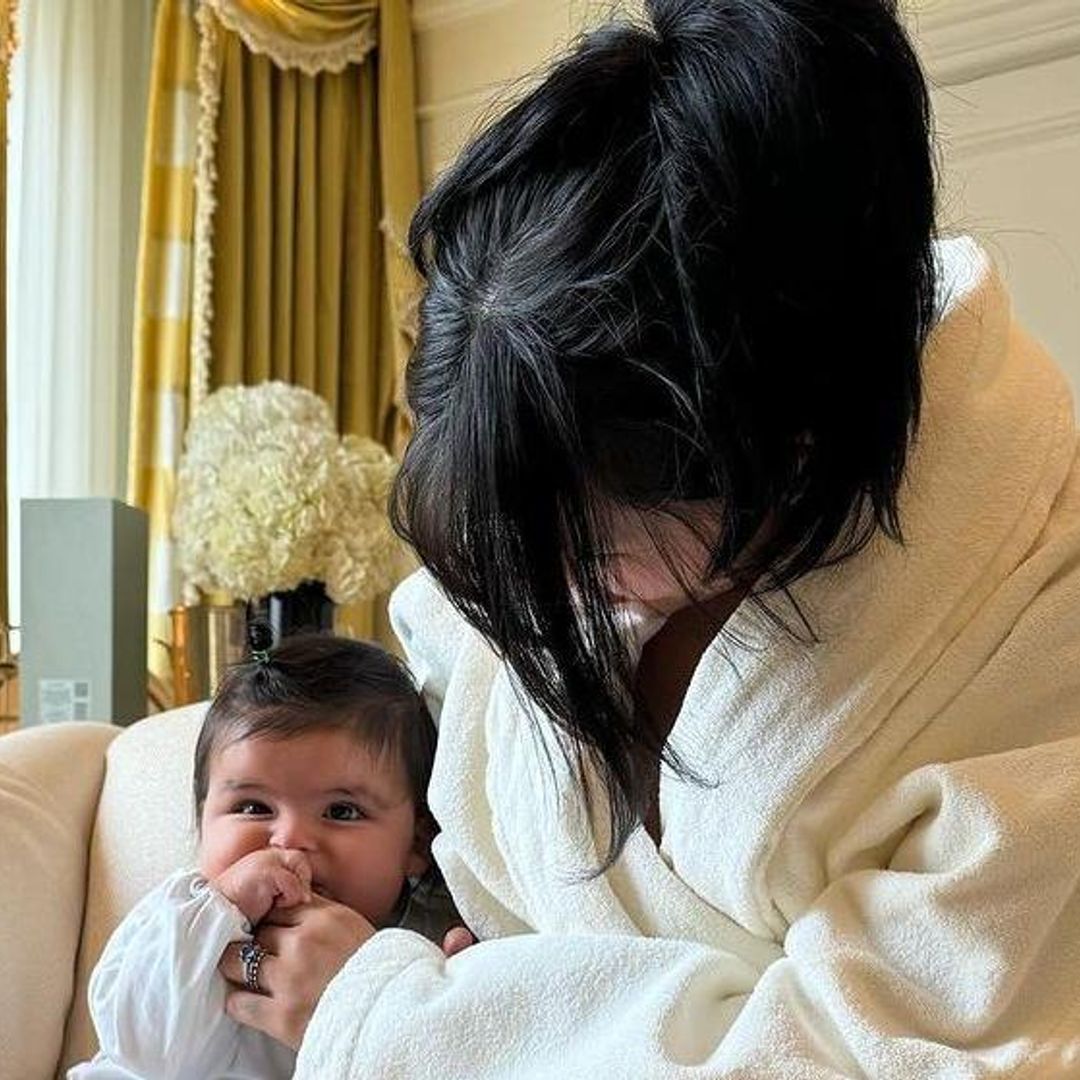 Cazzu comparte los posados más tiernos de su hija en Francia