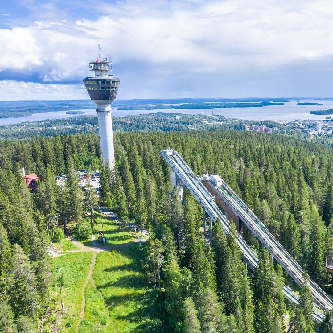 Torre de Puijo en el área recreativa de Puijo de Koupio, Finlandia