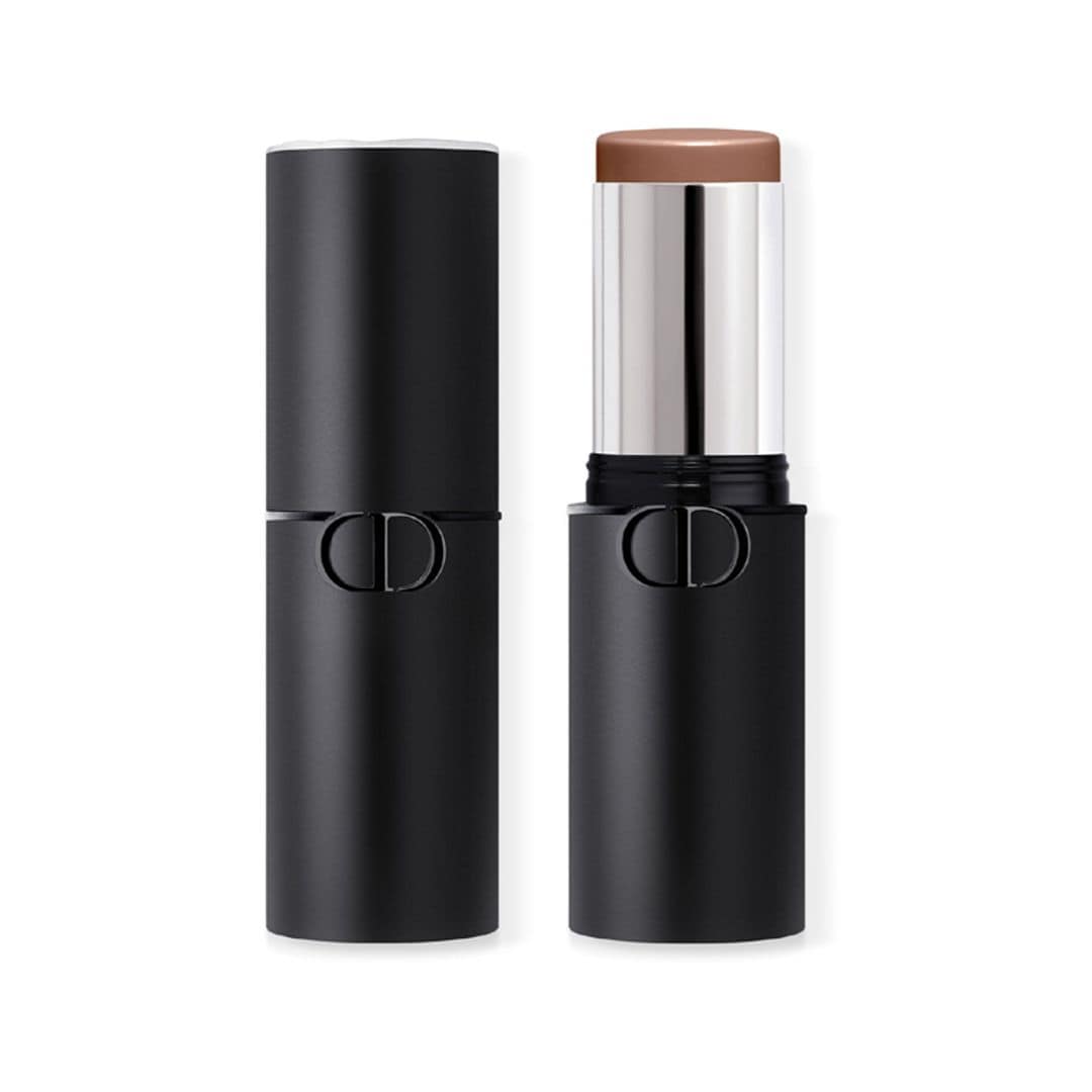 Dior Forever Skin Contour (54 euros) ha sido formulado con para dejar respirar a la piel, mantener su luminosidad, pero al mismo tiempo ofrecer 24 horas de duración y un resultado sin marcas que se funde a la perfección donde se aplica. 