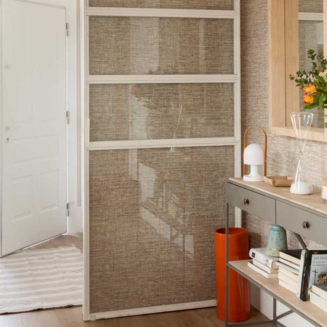Recibidores decorados con consolas y baldas como mueble principal