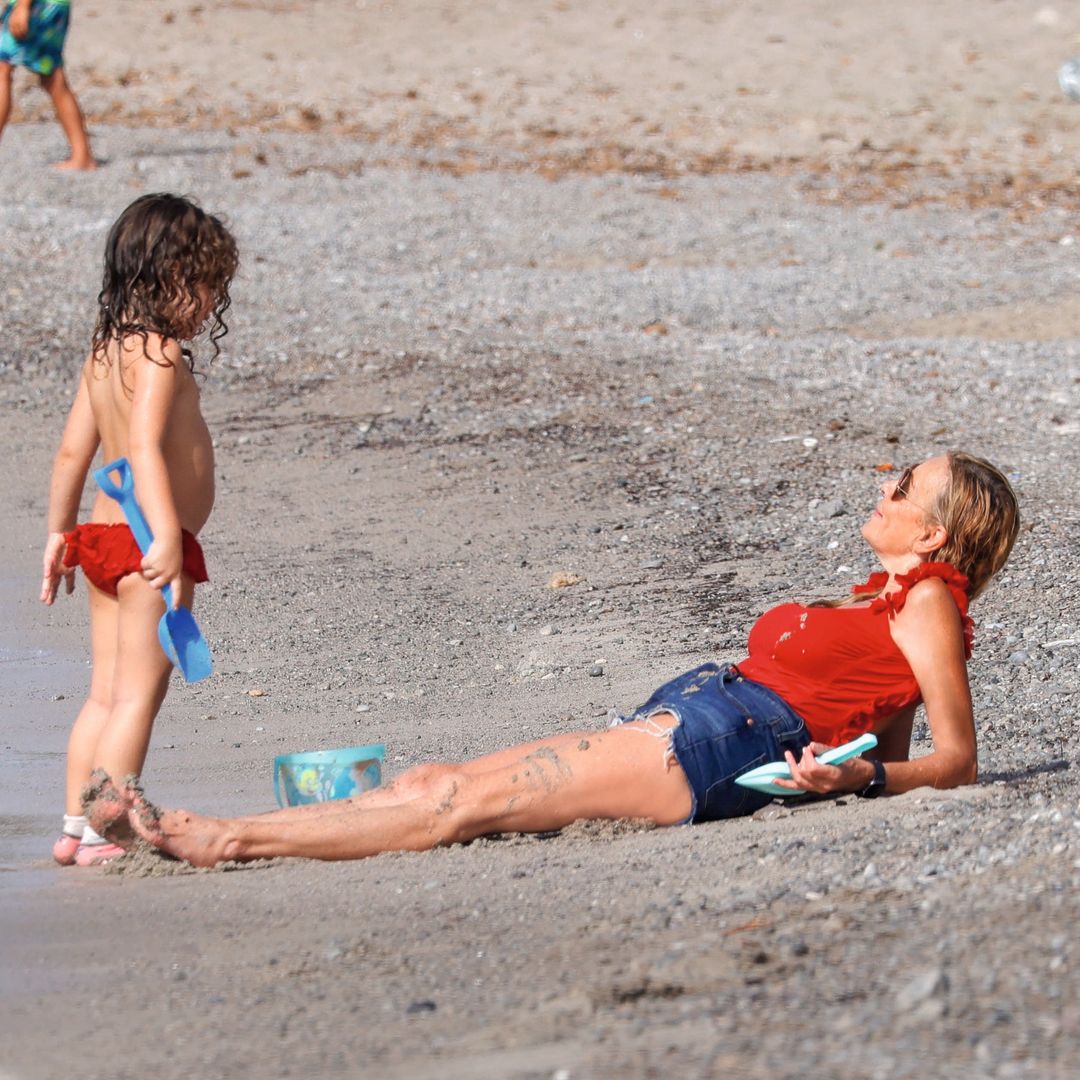 Ana Obregón parecía toda una "vigilante de la playa" o, más bien, una "vigilante de Anita" a todas horas del día.