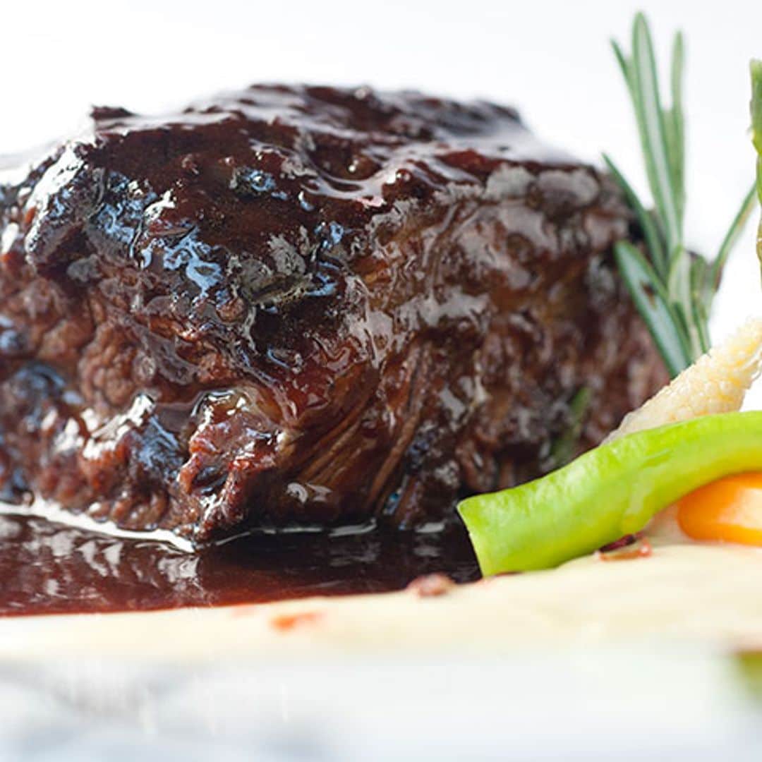 Carrillada de ternera glaseada con verduritas
