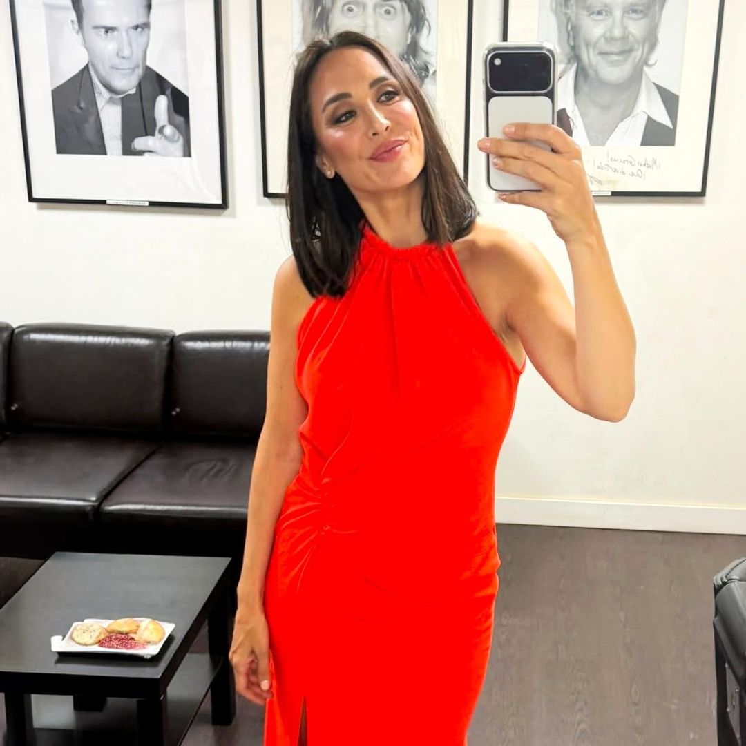 Tamara Falcó recupera el color favorito de las mujeres más elegantes con un vestido rojo de Zara de menos de 40 euros que sigue disponible