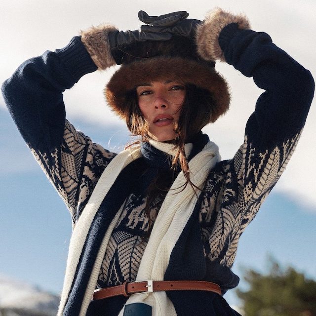 Look de invierno con gorro y jersey de alpaca de la marca The Villa Concept