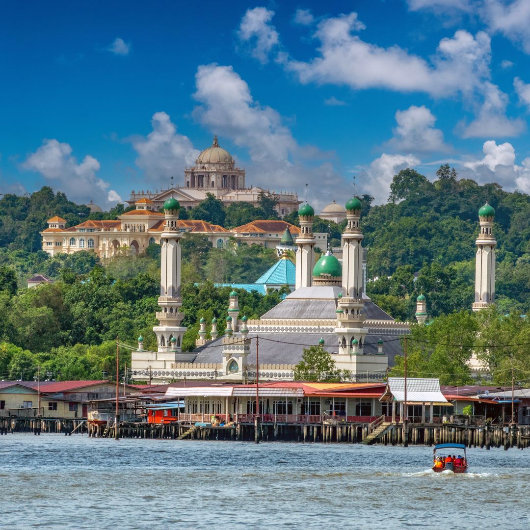 Fachada marítima de Bandar Seri Begawan, capital de Brunei, sudeste asiático