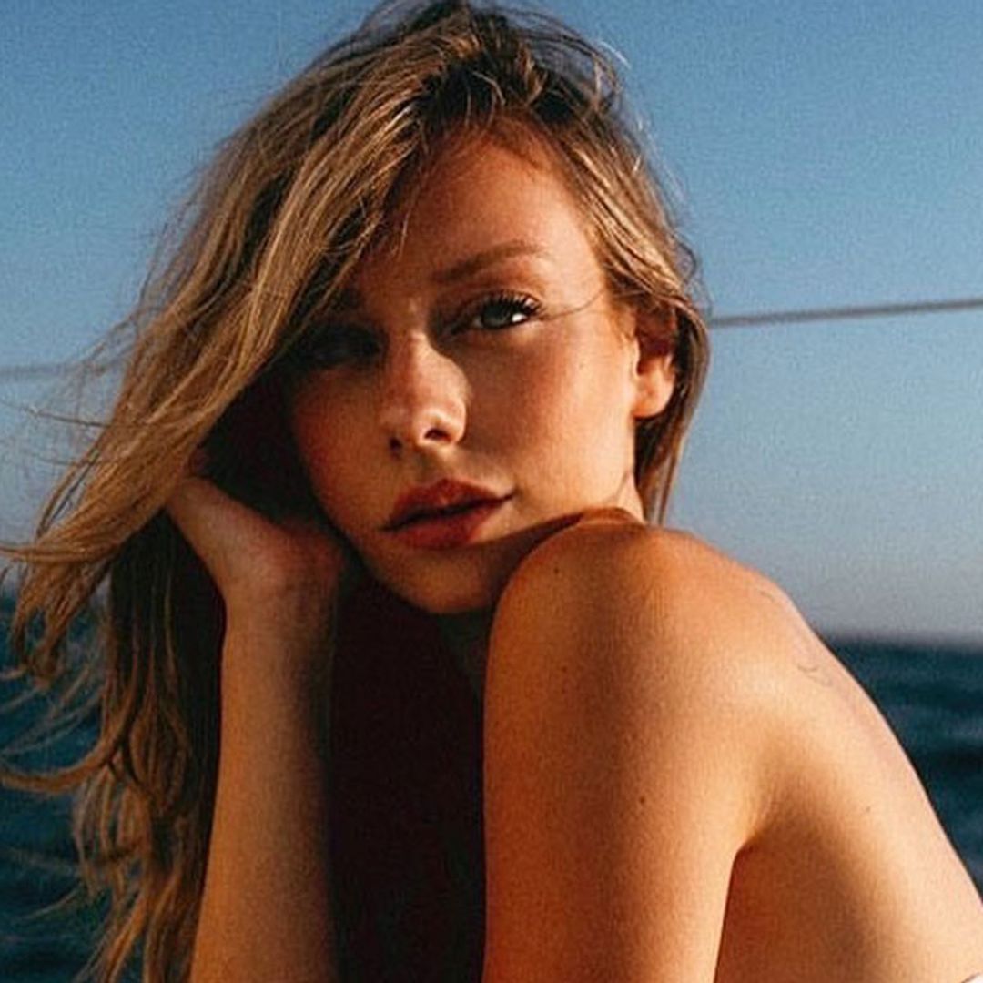 Cuando no quieras llevar bikini, copia el look coordinado de Ester Expósito en alta mar