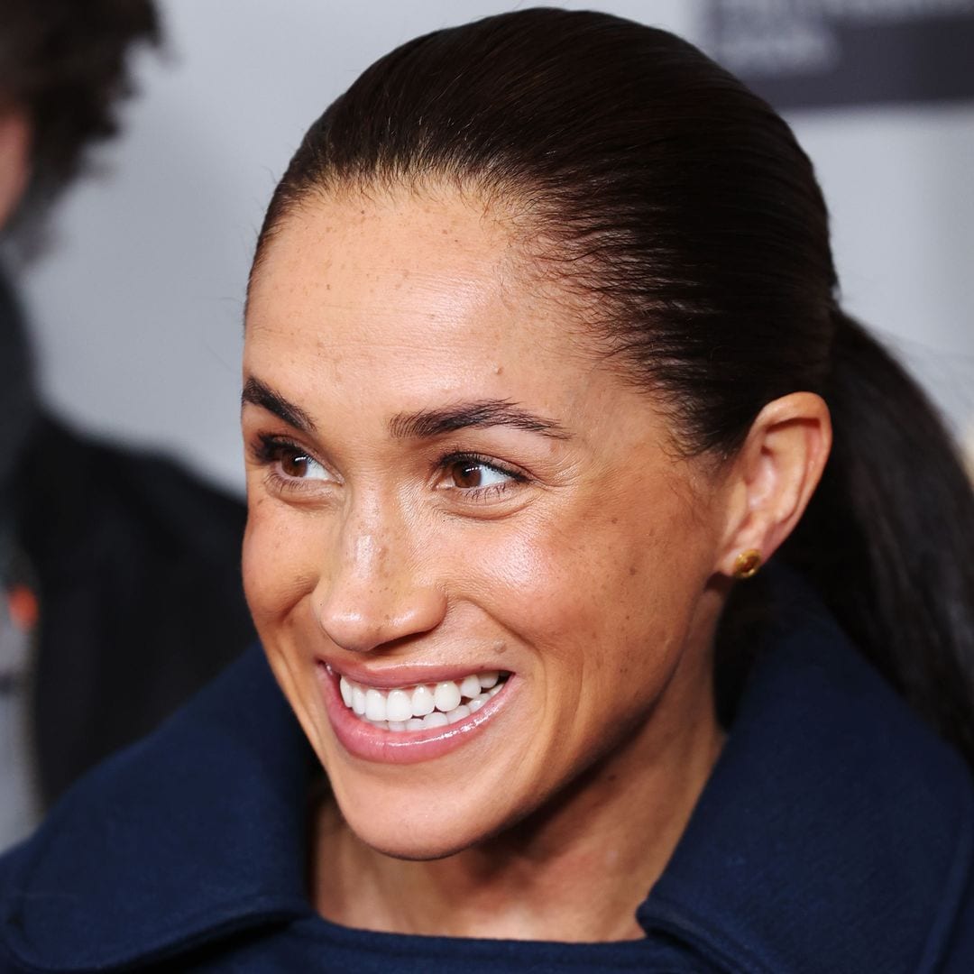 Meghan Markle reaparece con el pelo más largo que nunca y una coleta que parece sencilla, pero tiene truco