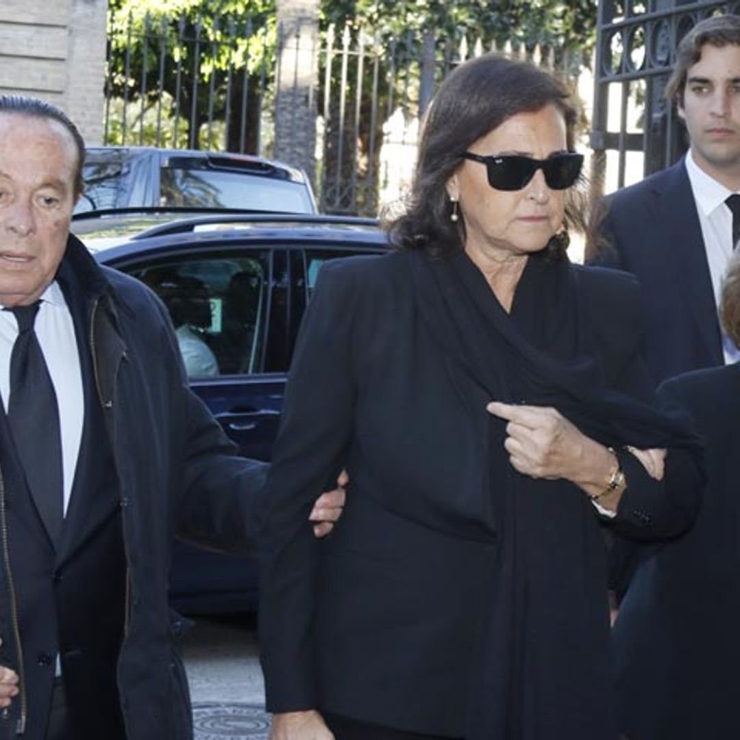 Carmen Tello da el último adiós a su padre arropada por familiares y amigos