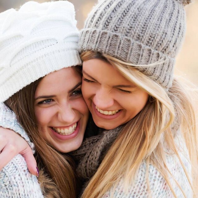 abrazo amigas