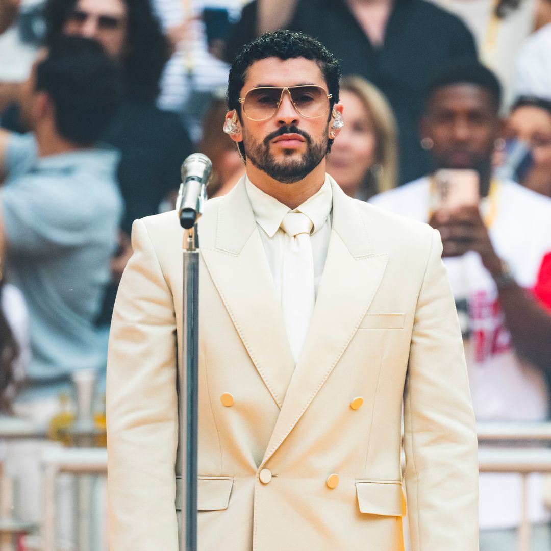 Bad Bunny sale al escenario y comienza su show