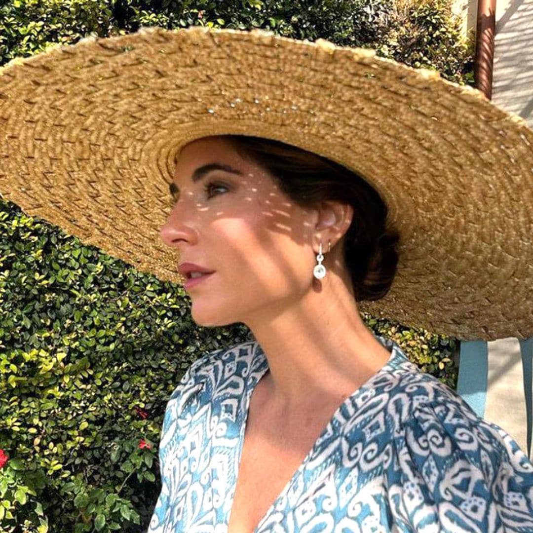 Lourdes Montes transforma un sencillo vestido en el perfecto look de invitada para la boda de su hermano