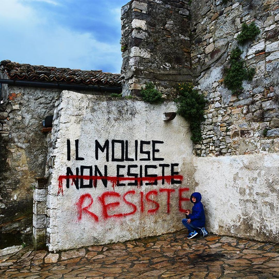 Mural de la artista Biancoshock en el pueblo de Civitacampomarano, en l aregión de Molise, en Italia: “Il Molise non esiste, resiste”. 